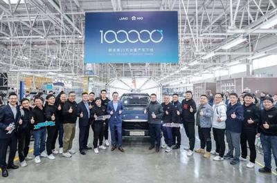 何小鹏与康林松共话未来 武汉工厂投产在即，奔驰EQS引领稳健回报